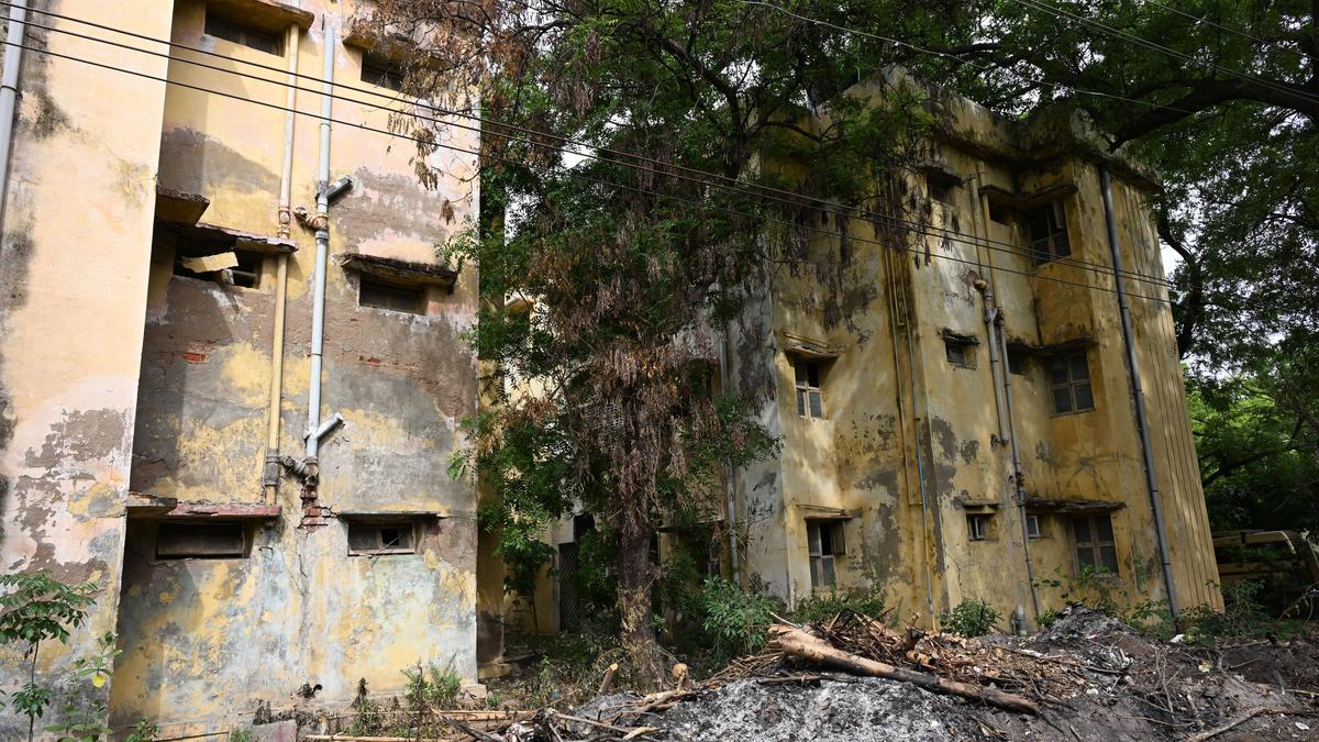 Housing Board tenements in Madurai lie in a shambles; turn haven for